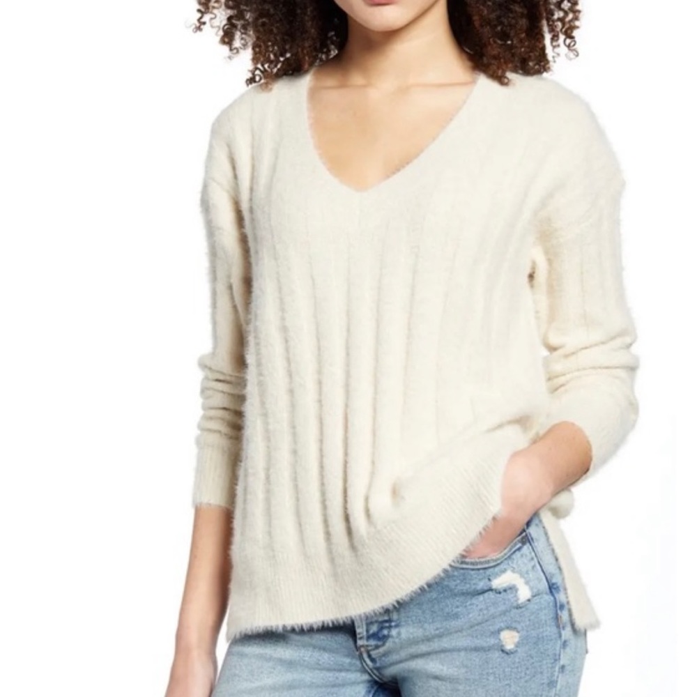 All In Favor Cream Fuzzy V-Neck Large Rib Sweater Size Large